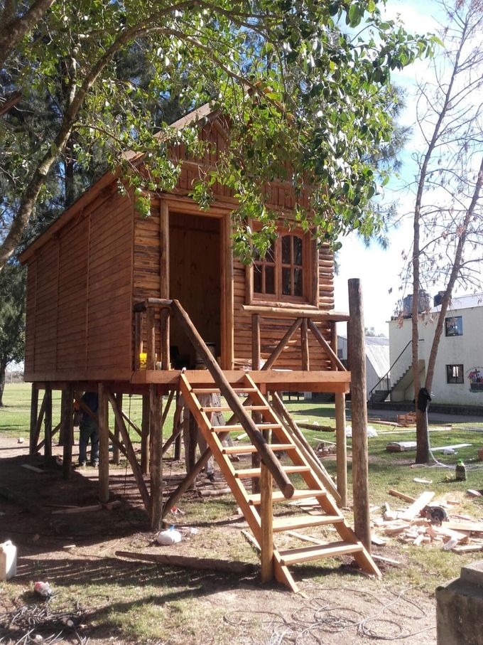 21 m2 sobre base elevada de 1.80 m, construida en San José, Uruguay
