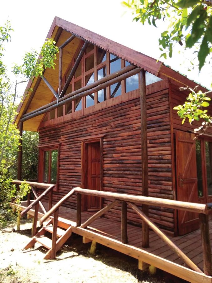 Cabaña 51 m2 con 22 m2 entrepiso, frente vidriado, construida en Villa Serrrana, Lavalleja, Uruguay.